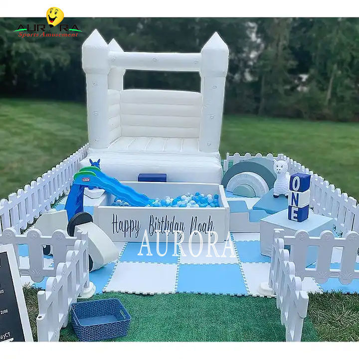 زمین بازی داخلی تجهیزات بازی نرم و پرتاب پذیر مهمانی توپ سفید برای بچه ها